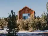 Коттедж с балконом и с красивым видом из окна