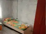 Кровать в общем номере с видом на внутренний двор