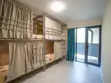 Кровать в общем номере с балконом