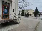 Кровать в общем номере с красивым видом из окна