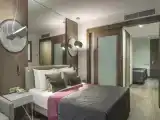 Четырёхместный номер Семейный с балконом и с видом на бассейн