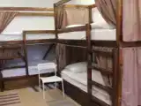 Кровать в общем номере с красивым видом из окна