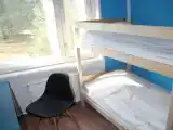 Кровать в общем номере (мужской номер) с красивым видом из окна