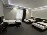 Кровать в общем номере с видом на сад