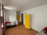 Кровать в общем номере (мужской номер) с балконом и с видом на горы