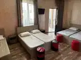 Кровать в общем номере с балконом и с красивым видом из окна