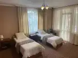 Кровать в общем номере с балконом и с красивым видом из окна