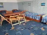 Кровать в общем номере с балконом и с видом на внутренний двор