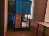 Кровать в общем номере с красивым видом из окна