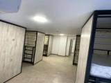 Кровать в общем номере с красивым видом из окна