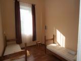 Кровать в общем номере с красивым видом из окна