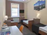 Кровать в общем номере (мужской номер) с видом на город