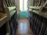 Кровать в общем номере с красивым видом из окна