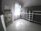 Кровать в общем номере с красивым видом из окна