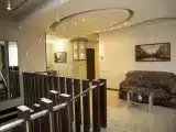 Кровать в общем номере с видом на город