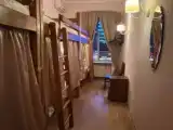 Кровать в общем номере (женский номер) с видом на город
