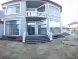 Шестиместный коттедж с балконом