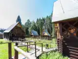 Коттедж с балконом и с красивым видом из окна