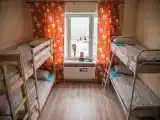 Кровать в общем номере (женский номер) с балконом и с красивым видом из окна
