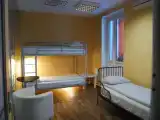 Кровать в общем номере с балконом