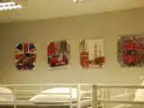 Кровать в общем номере с красивым видом из окна