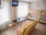Кровать в общем номере (мужской номер) с красивым видом из окна