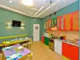 Кровать в общем номере (мужской номер) с видом на город