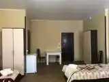 Кровать в общем номере с видом на город