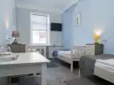 Кровать в общем номере с видом на город