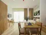Студия с балконом и с видом на город