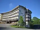 Кровать в общем номере с видом на горы