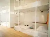 Кровать в общем номере с видом на город