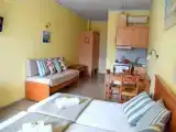 Студия с видом на бассейн