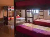 Кровать в общем номере с видом на реку