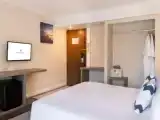 Двухместный номер Deluxe с балконом и с видом на бассейн