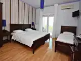 Трёхместный номер с видом на озеро