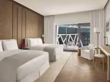 Четырёхместный номер Deluxe Premier с балконом и Marina View