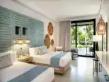 Четырёхместный полулюкс Resort с видом на бассейн