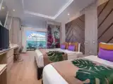 Трёхместный номер Be Trendy с частичным видом на море