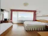 Трёхместный номер с балконом и с видом на озеро