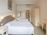 Четырёхместный номер Terrace с балконом и с видом на озеро