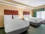 Двухместный номер Premium с балконом и с видом на бассейн