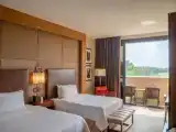 Четырёхместный номер Deluxe с балконом и с видом на поле для гольфа