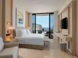 Четырёхместный люкс Residence с балконом и с красивым видом из окна