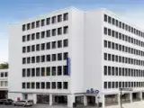 Кровать в общем номере с видом на город