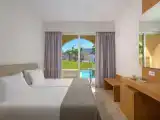 Двухместный номер Deluxe с общим бассейном с видом на сад