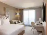Двухместный номер с диваном с балконом и с частичным видом на море