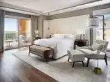 Двухместный люкс Club Level Ritz-Carlton Royal c 1 комнатой с видом на озеро и бассейн
