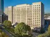 Кровать в общем номере с видом на город