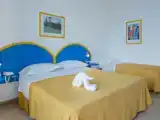 Трёхместный номер Комфорт с частичным видом на море
